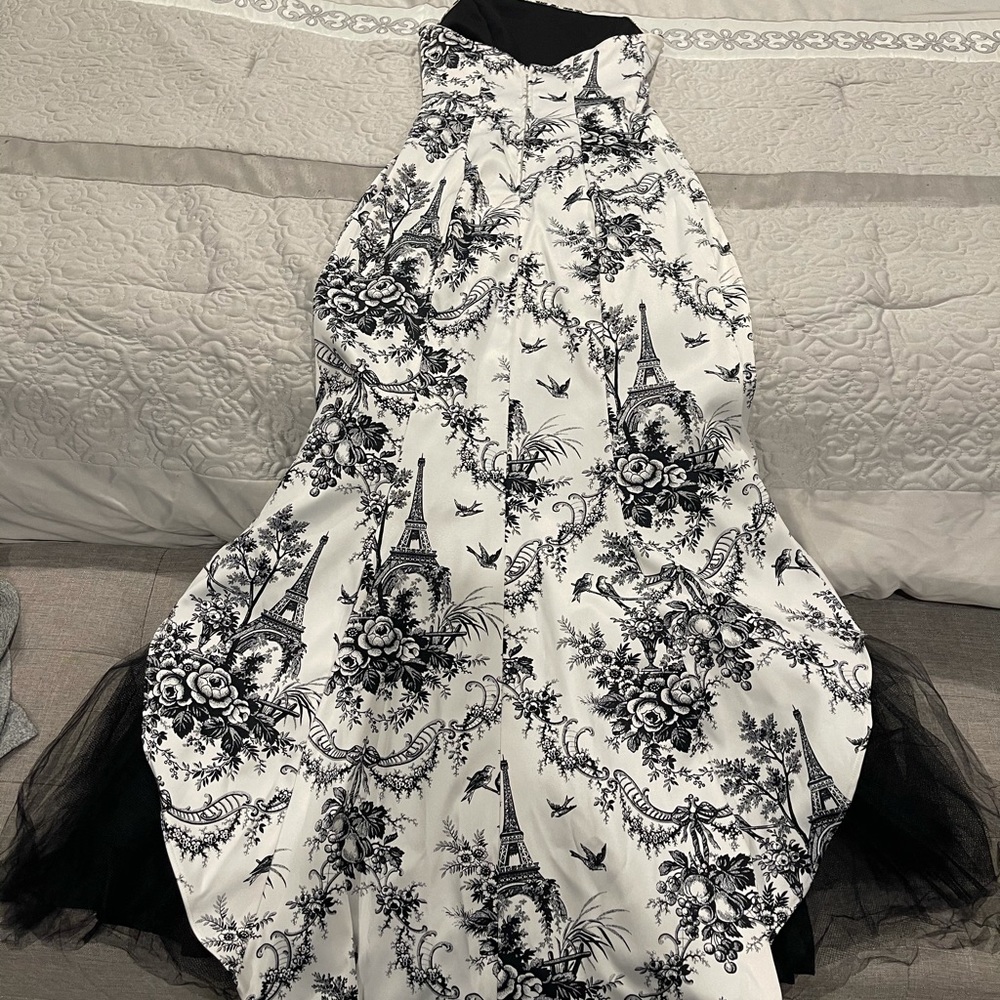 Gown - Picture 4 of 10